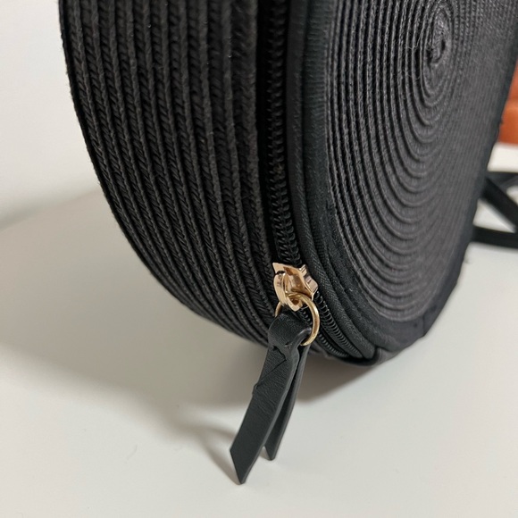 Pre-Loved Express Woven Round Straw Crossbody Bag - Picture 4 of 8